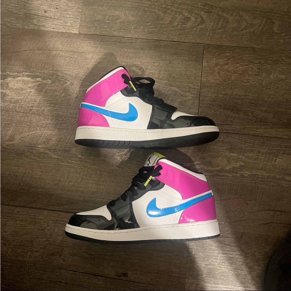 Air Jordan 1 Mid SE ‘Cyber Active Fuchsia